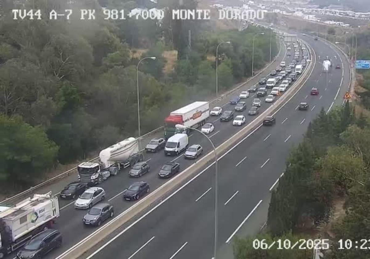 <p><strong>Colisión en la A-7 cerca del túnel de Monte Dorado provoca importantes retenciones en Málaga</strong></p>