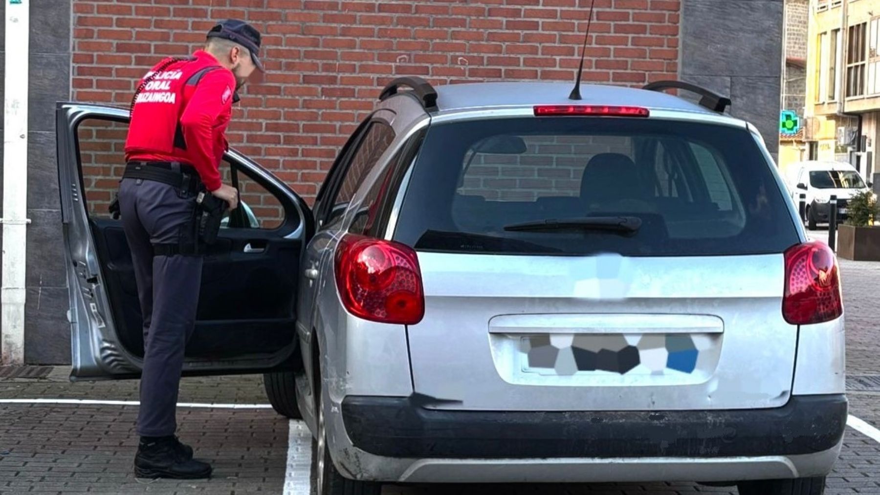 Conductor de 90 años circula con maletero abierto, choca al estacionar y tiene permiso caducado desde 1993