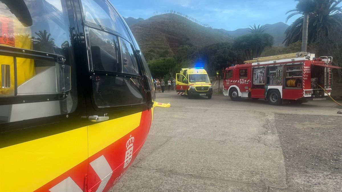 Ambulancia y helicóptero del SUC, junto a bomberos de Tenerife, durante la intervención en el accidente.