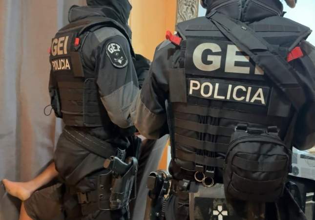 Desarticulada banda criminal en Terrassa: Mossos detienen a dieciséis traficantes de drogas y decomisan armas y dinero en efectivo