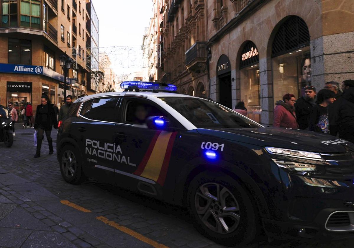 Le roban la tarjeta de crédito y le cargan once compras en la zona de la estación de autobuses de Salamanca