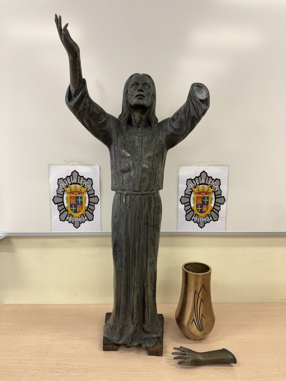 Identificado por robar una talla de un cristo del cementerio