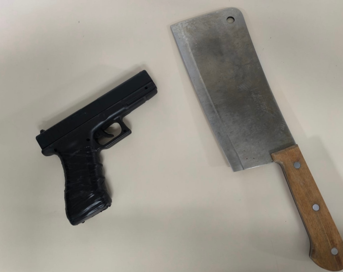 Un varón se atrinchera durante horas en su domicilio con su padre como rehén