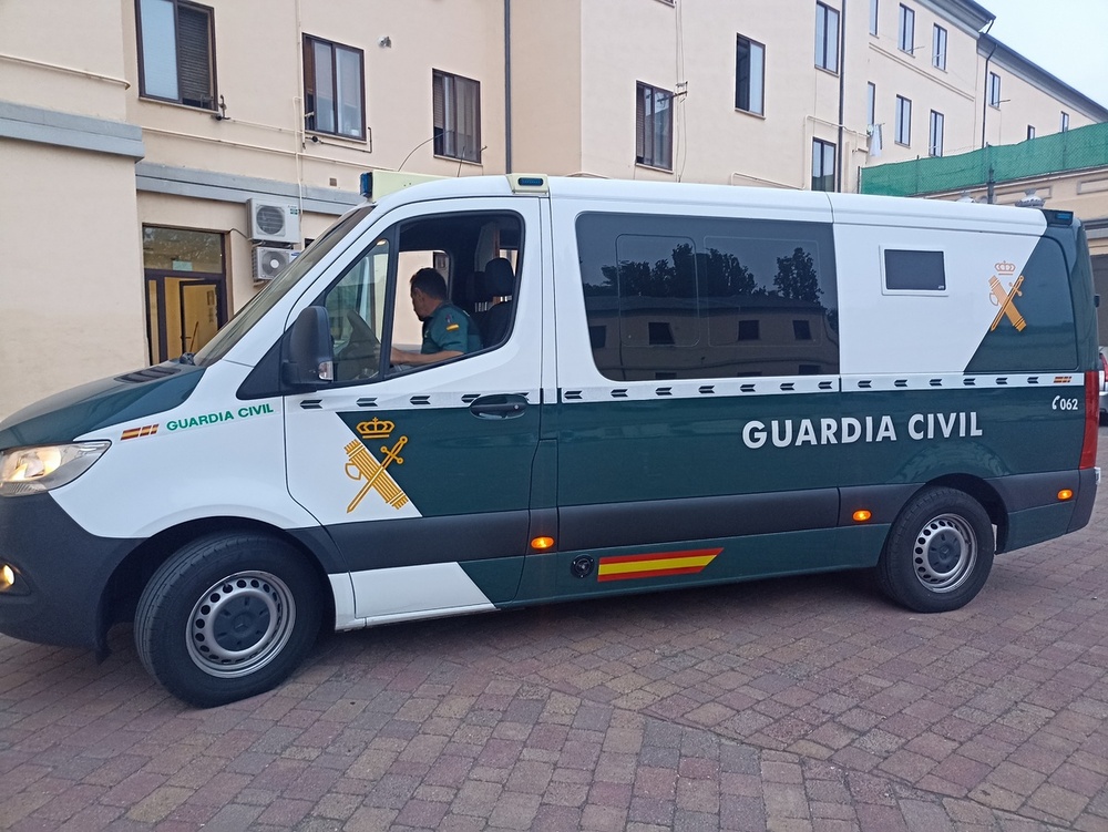 Detenidos dos hombres que robaron en naves haciendo butrones