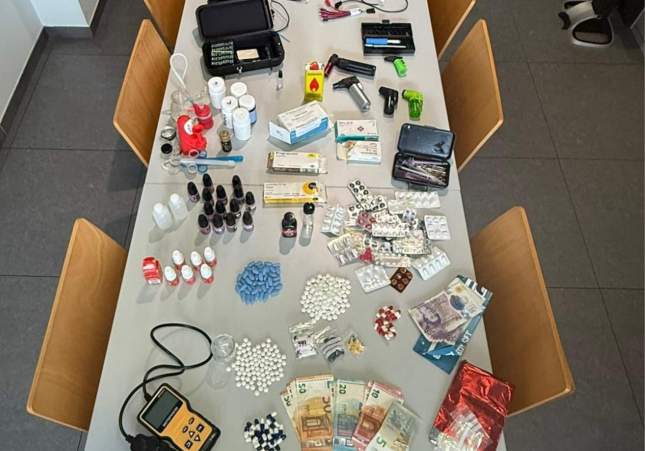Detenidos en Castelldefels por dejar coche cargado de drogas en plaza de minusválidos