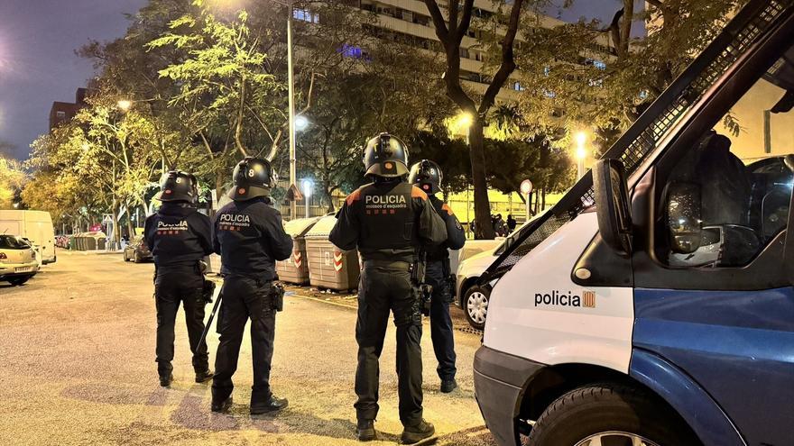 Diez mossos heridos y varios vehículos policiales dañados durante la huida de un conductor drogado en Girona