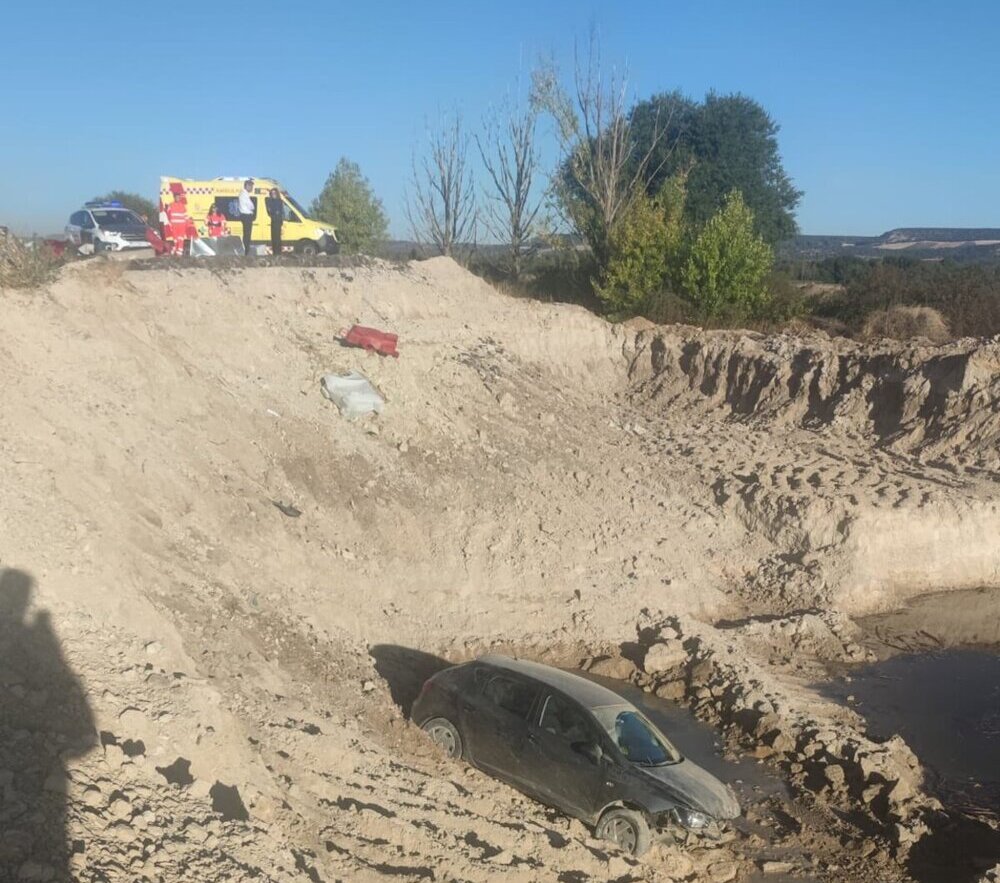 Dos heridos al caer su coche por un terraplén en la N-122