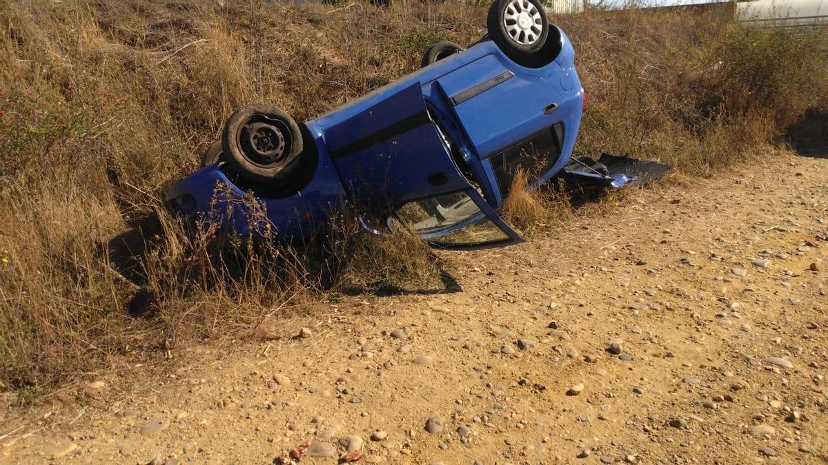 Un hombre y una mujer de 70 años resultan heridos en el vuelco de un turismo en Valencia de Don Juan.