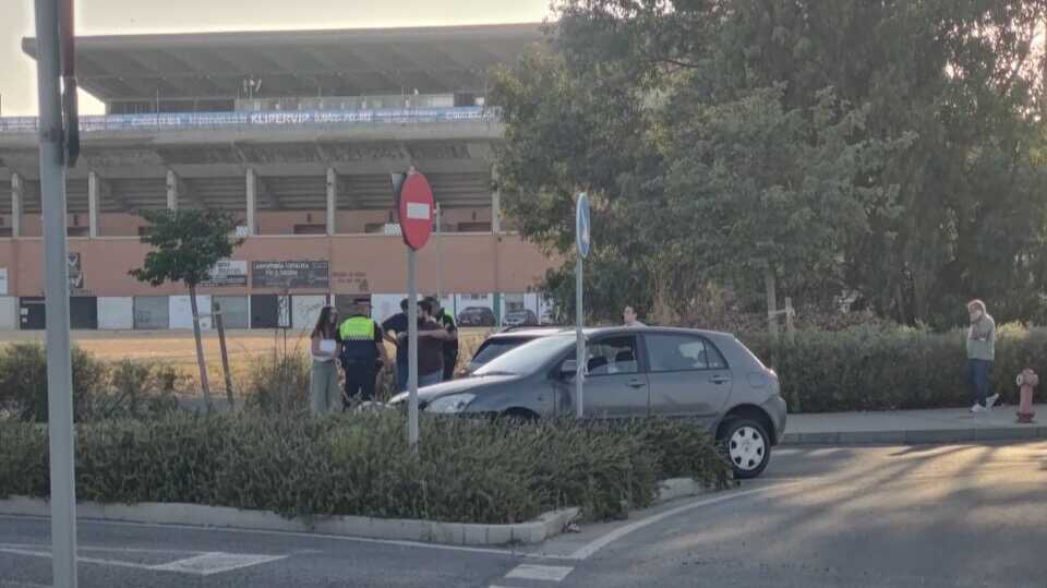 Accidente entre dos coches corta la salida de la glorieta de José Luis García Palacios