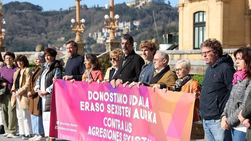 El Ayuntamiento de Donostia se concentra en repulsa por la última agresión machista en la ciudad