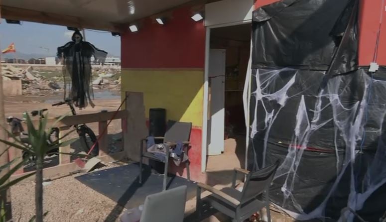 El poblado chabolista de Son Banya celebra Halloween con decoraciones de droga y redada policial