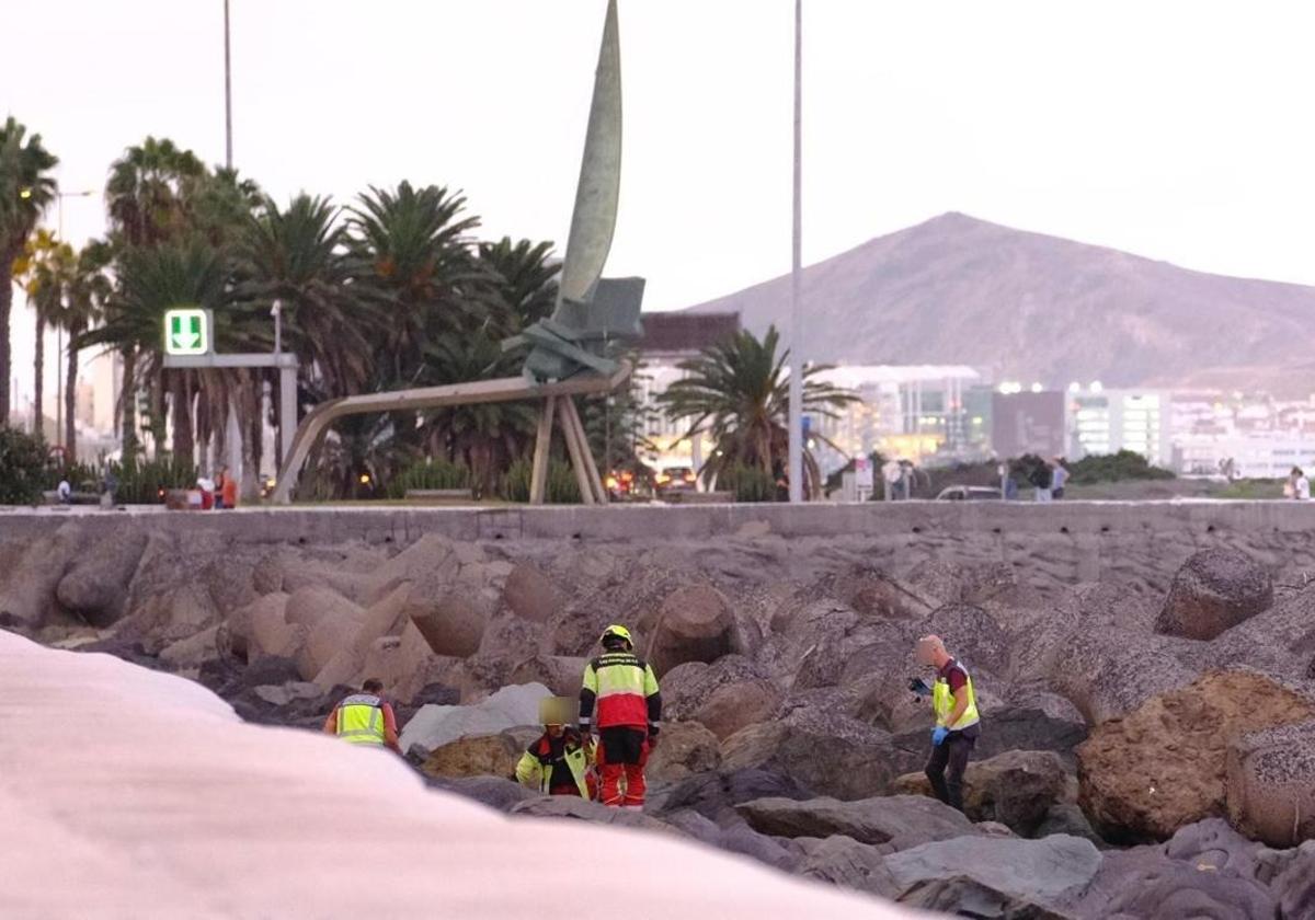 Un móvil y un pasaporte con sangre, junto al cadáver encontrado en la Avenida Marítima