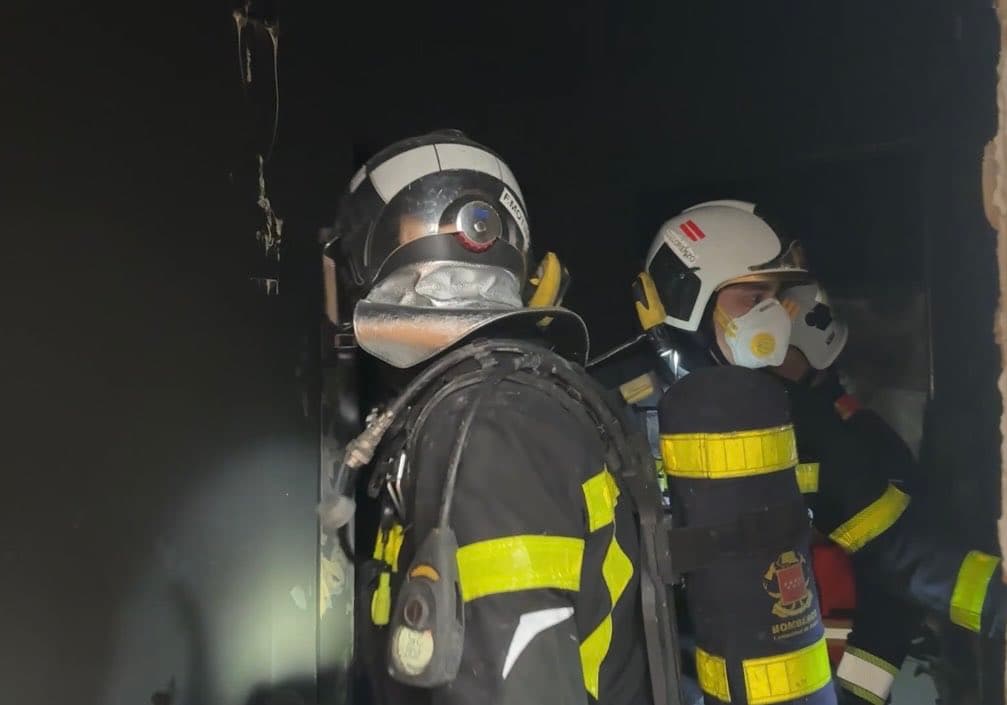 Un incendio en una vivienda de Rivas fuerza la evacuación de todo el edificio