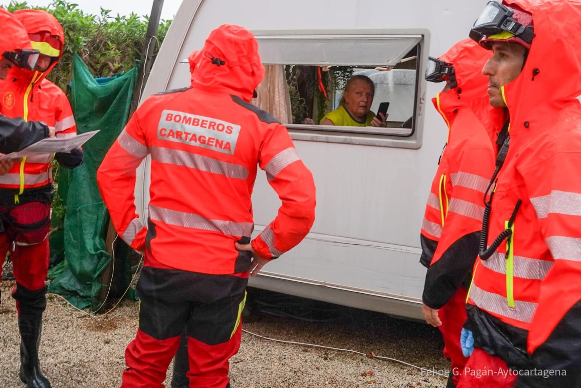 Un centenar de personas son acogidas en Cartagena tras el desalojo en el camping Villas Caravaning, Bahía Bella y la Algameca