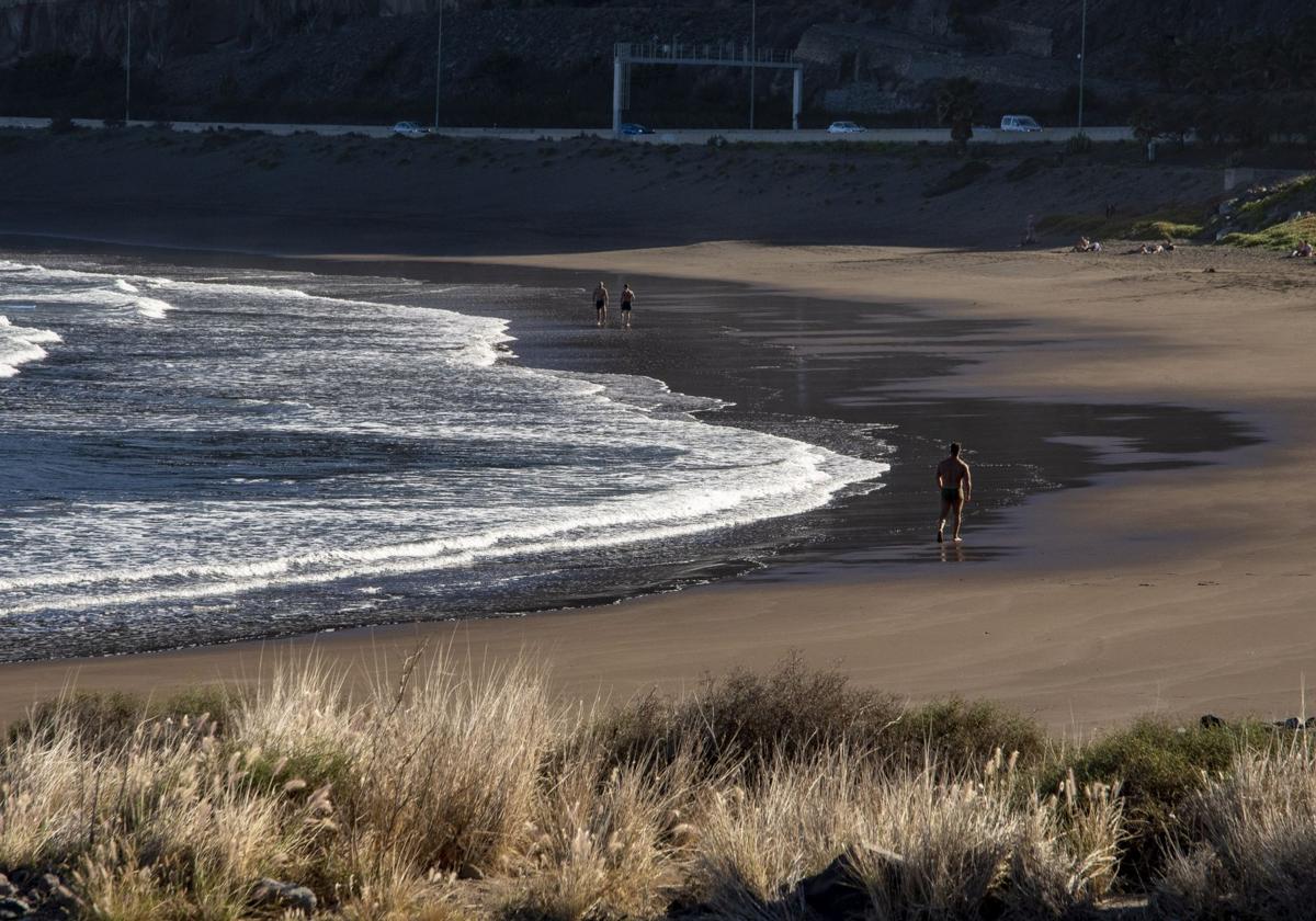 Fallece un hombre en la playa de La Laja tras ser rescatado del mar por bañistas