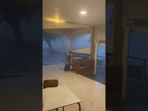 Fuerte temporal azota a Gibraleón: sillas de un bar salen volando y calles anegadas