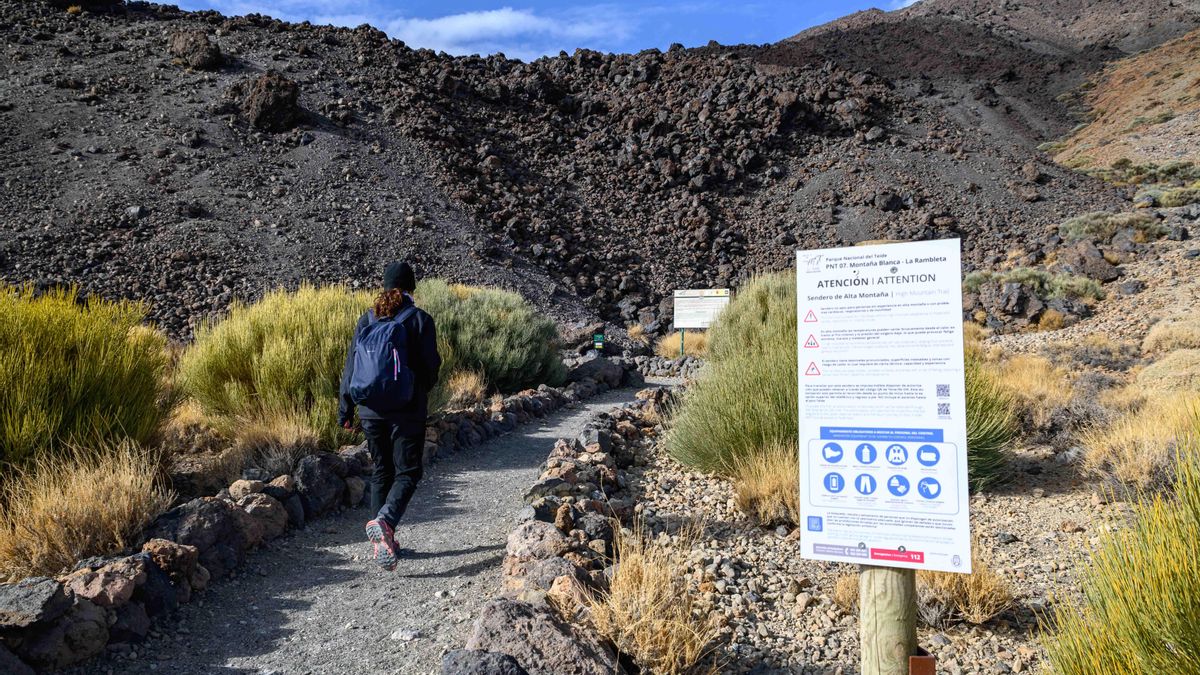 Señalización en un sendero en el Teide.