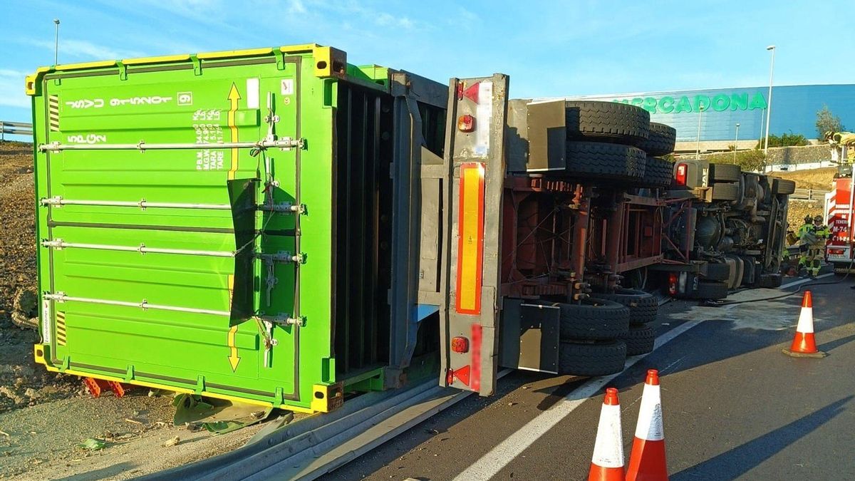 Hombre resulta herido tras el vuelco de un camión en la TF-2 en Tenerife