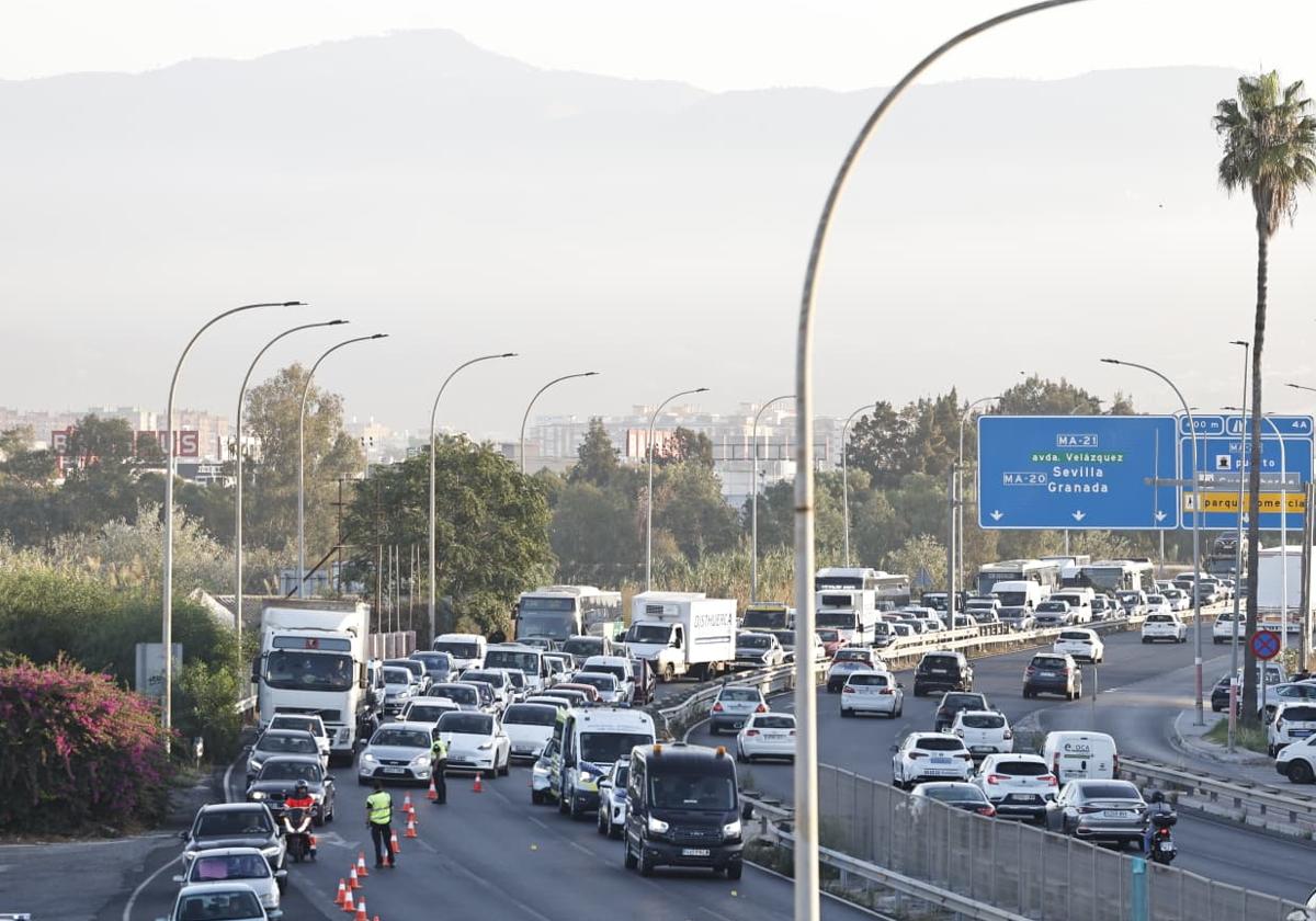 Dos muertos en un accidente de tráfico que obliga a cortar la antigua N-340 en Málaga