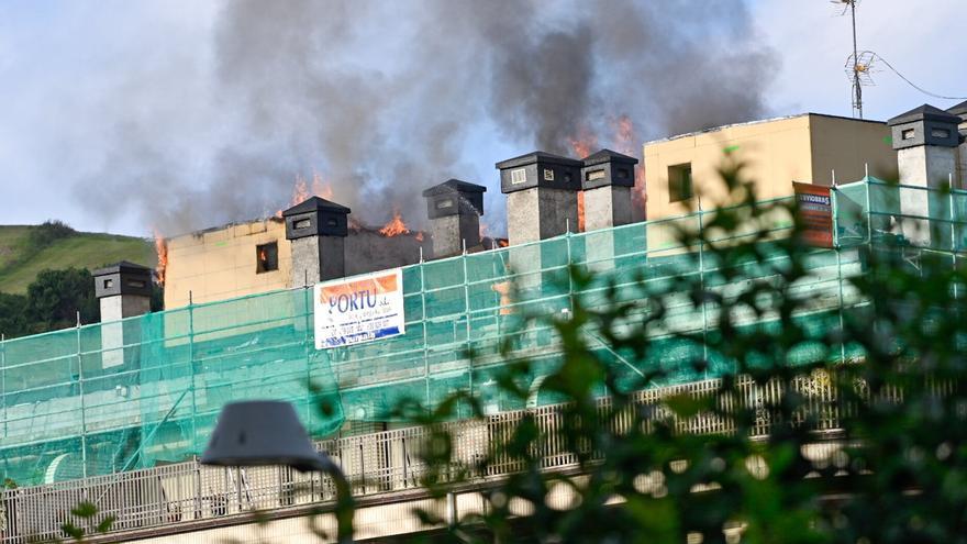 Incendio consume vivienda en Zumaia: vecinos evacuados y causa aún desconocida