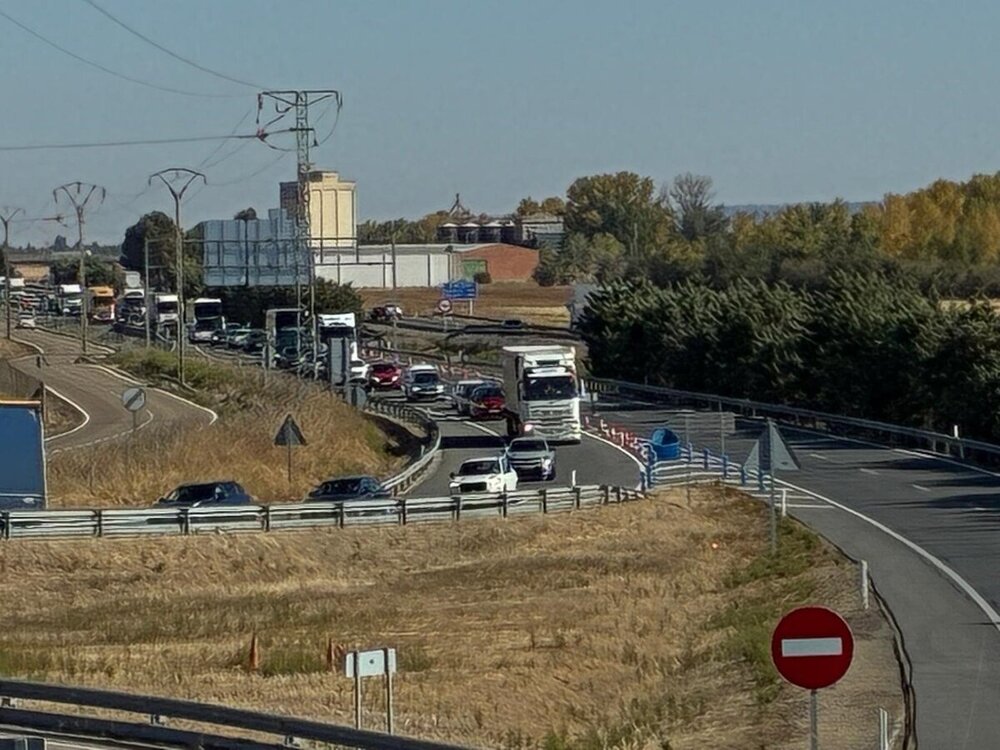 Retenciones en la A-62 en Cabezón tras el incendio del camión