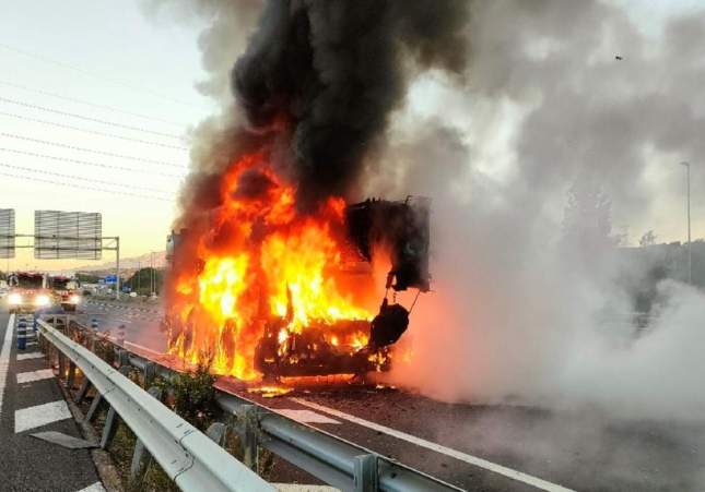 camió incendiat a 2 (1)
