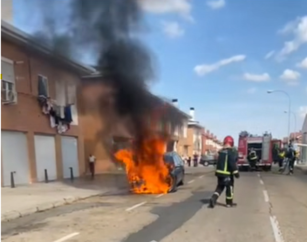 Incendio de un turismo en el barrio de Nueva Segovia sin víctimas personales