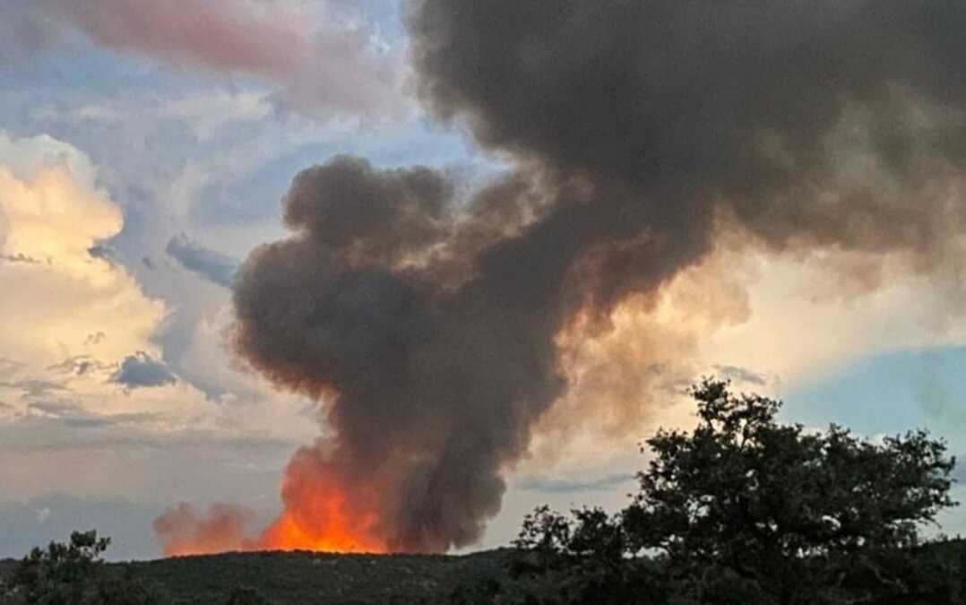 Incendio en El Castillo de las Guardas amenaza con entrar en Zufre: autoridades piden extremar precauciones