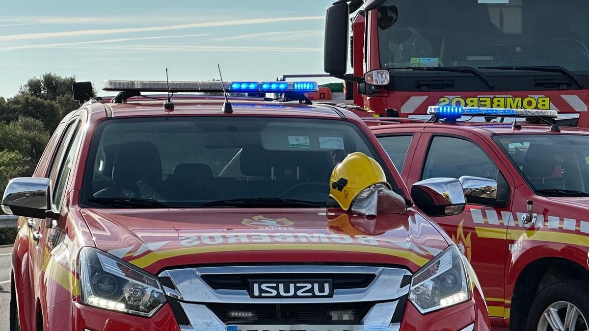 Efectivos de los Bomberos de León y del Sepeis de la Diputación en el accidente de tráfico.
