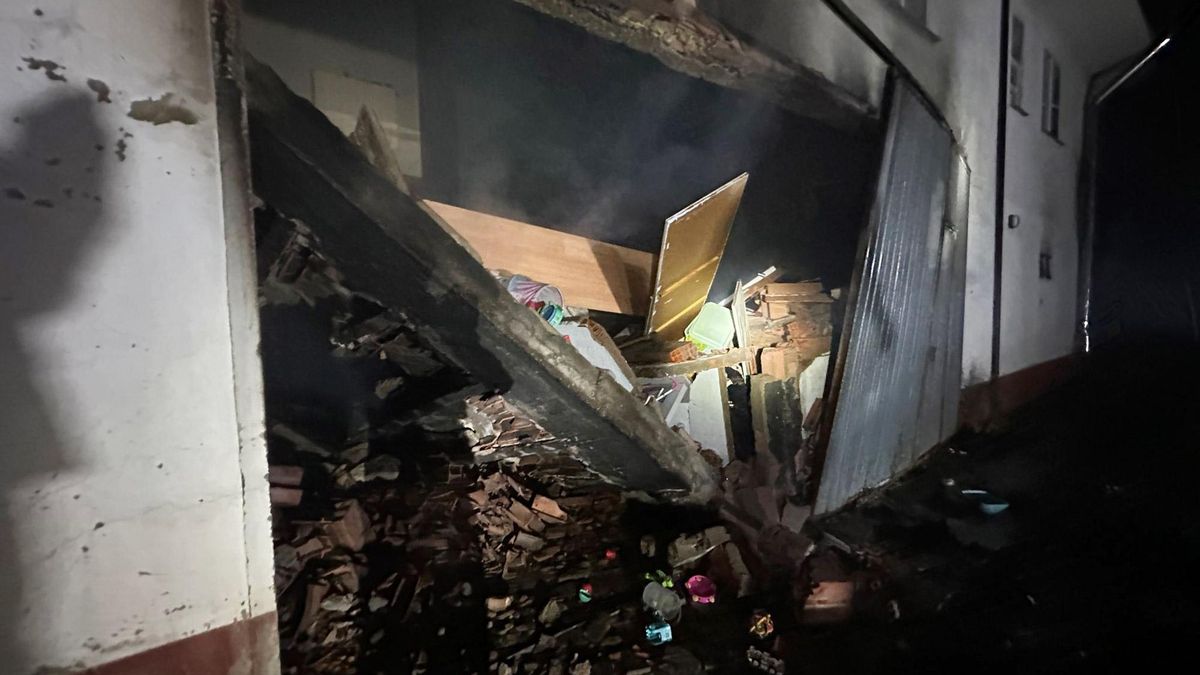 Así quedó el garaje de la casa de Valderilla de Torío con el primer piso derrumbado sobre él