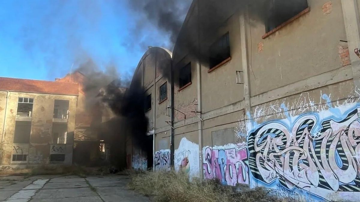 Humo en la vieja azucarera de Veguellina de Órbigo.