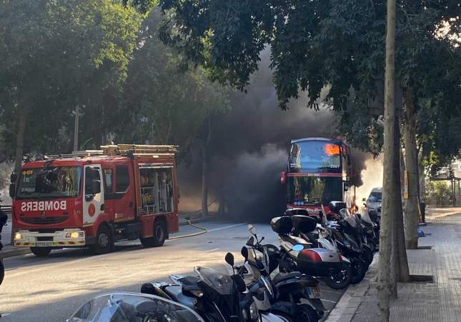 Incendio en bus turístico en plena Avenida Diagonal de Barcelona: no hay heridos