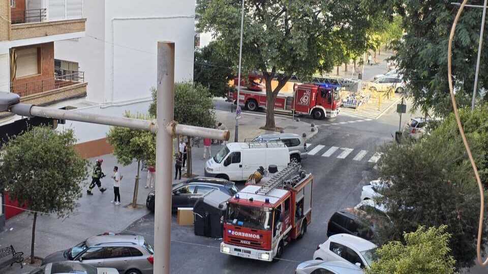 Incendio en cuadro eléctrico de un bloque de viviendas en Huelva provoca intensa humareda