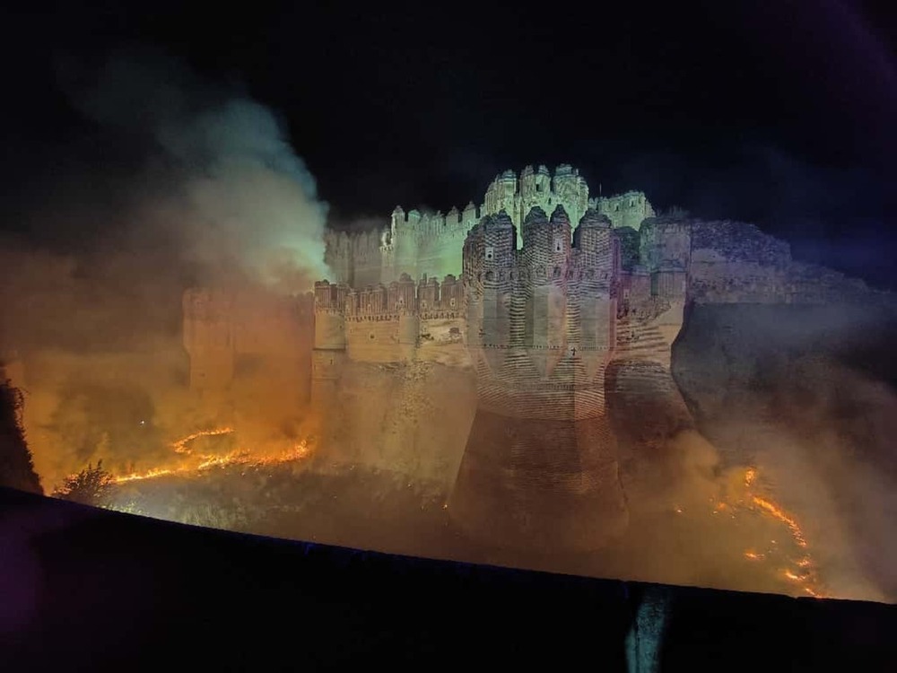 Incendio en el foso del castillo de Coca causa alarma entre los visitantes