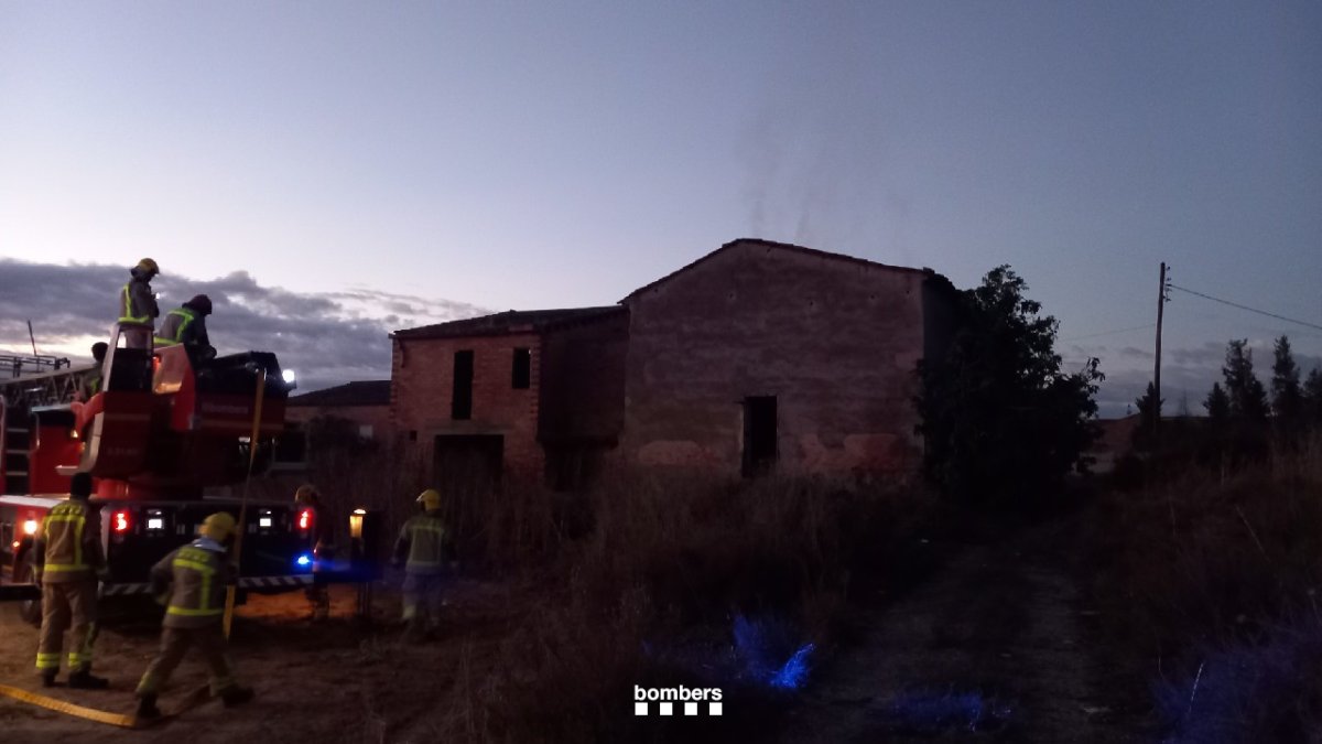 Incendio en una casa de Alcoletge: parte del tejado colapsa sin heridos