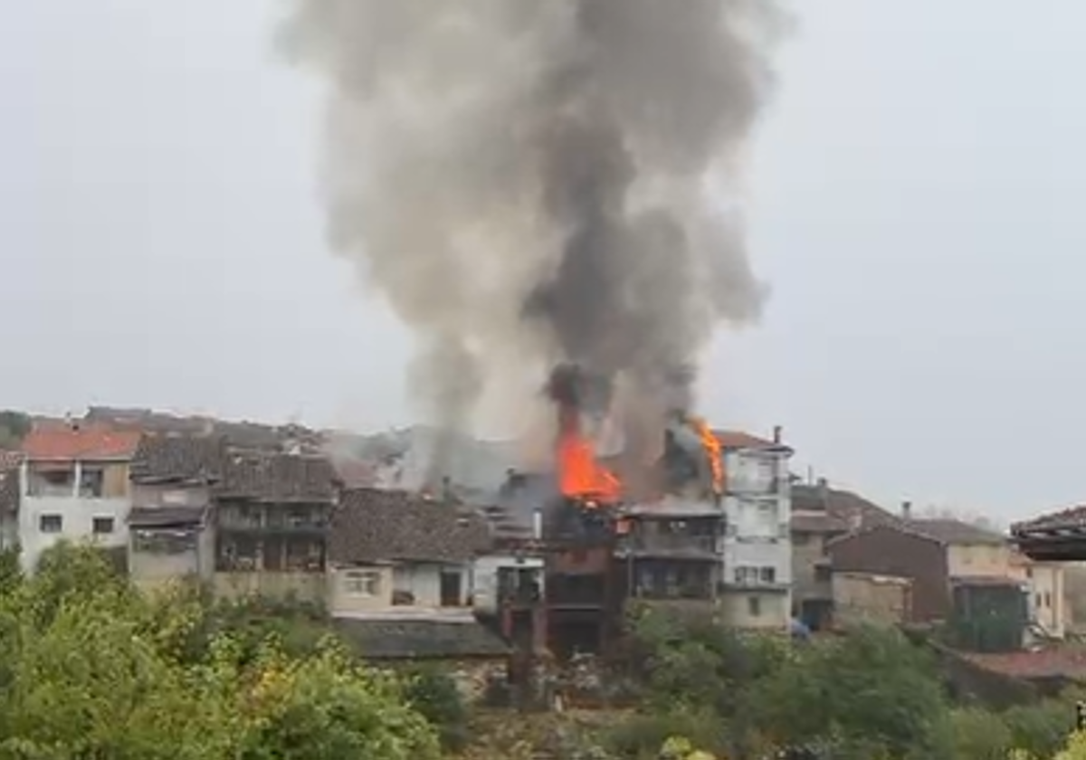 Incendio en vivienda de Villanueva del Conde, Salamanca, causa conmoción entre vecinos y bomberos luchan por sofocar las llamas