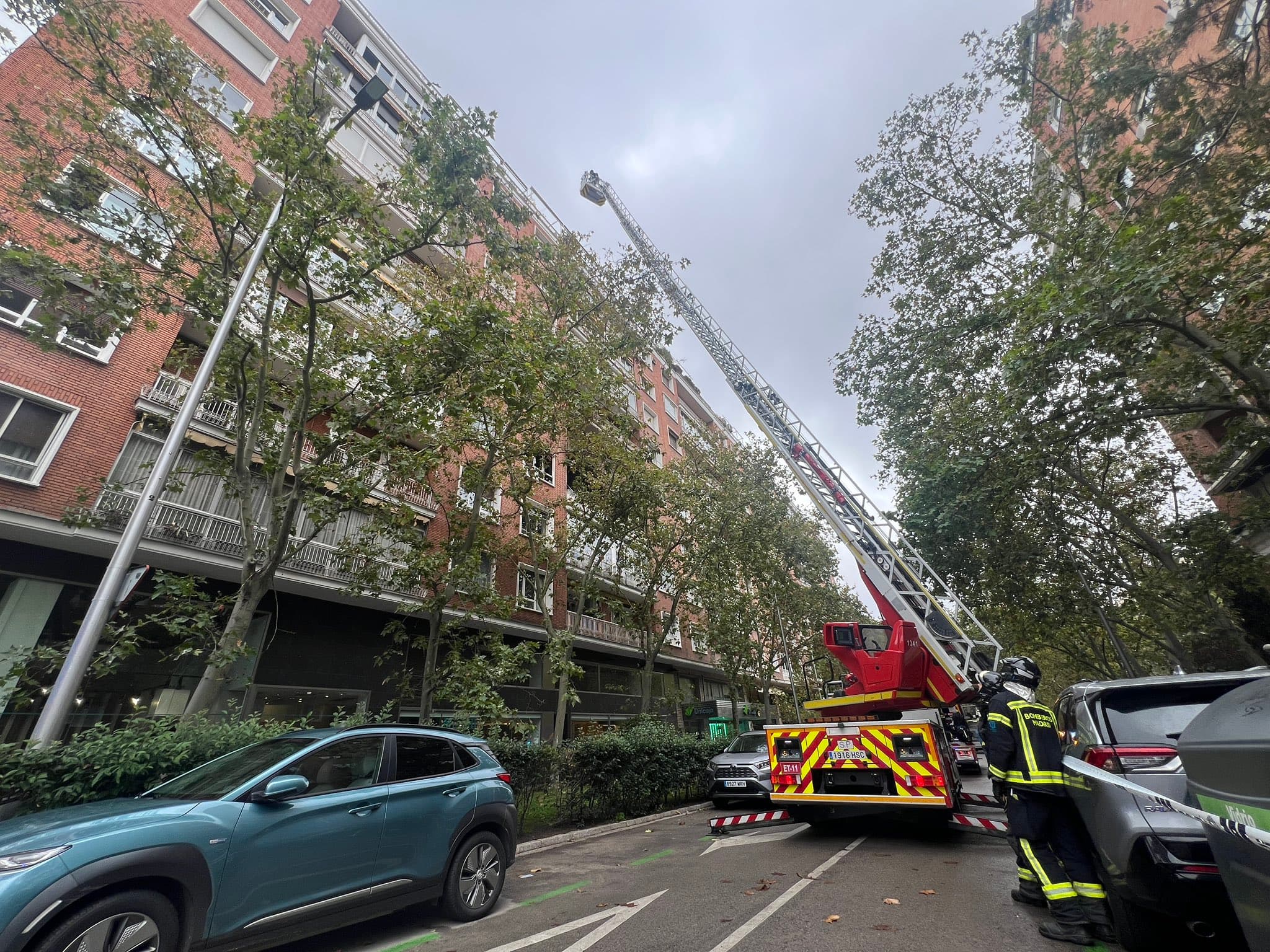 Un incendio en Paseo de la Castellana deja una gran columna de humo