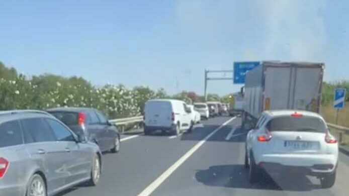 Un incendio junto a la A-49 en sentido a Sevilla provoca cinco kilómetros de retenciones