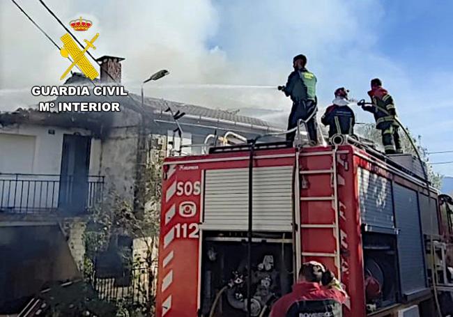 Trabajos de extinción de las llamas en la vivienda.