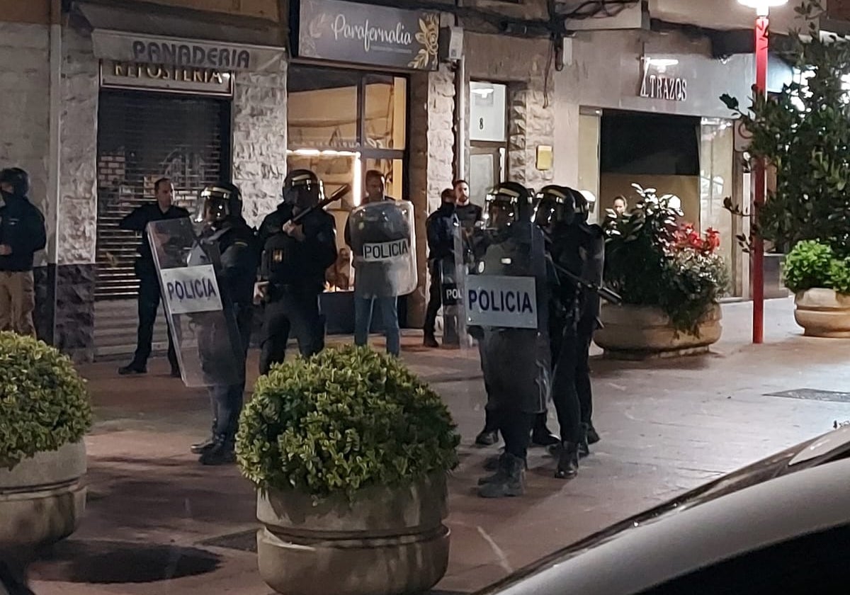 Una familia abandona Miranda escoltada por la policía tras días de enfrentamientos vecinales