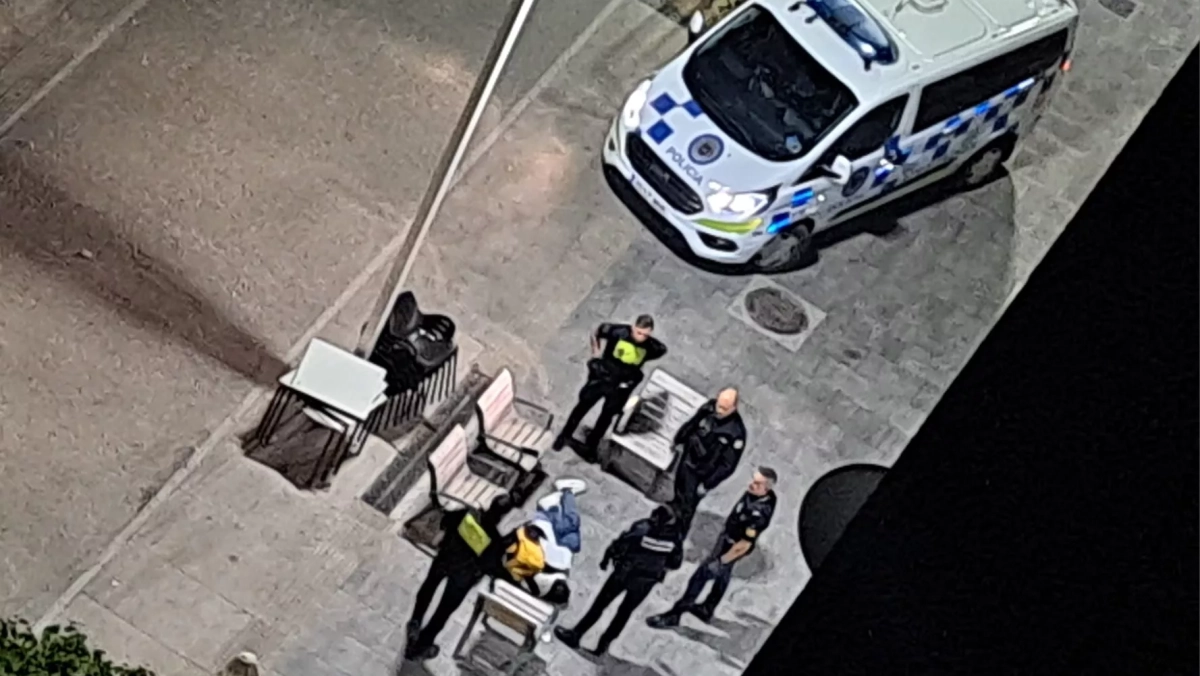 Trasladan a un hombre al Hospital San Jorge tras ser hallado inconsciente en la calle Ramón y Cajal