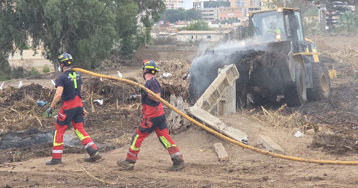 Los Bomberos actúan en un incendio de rastrojos en el cauce del Río de Oro, a la altura de La Cañada