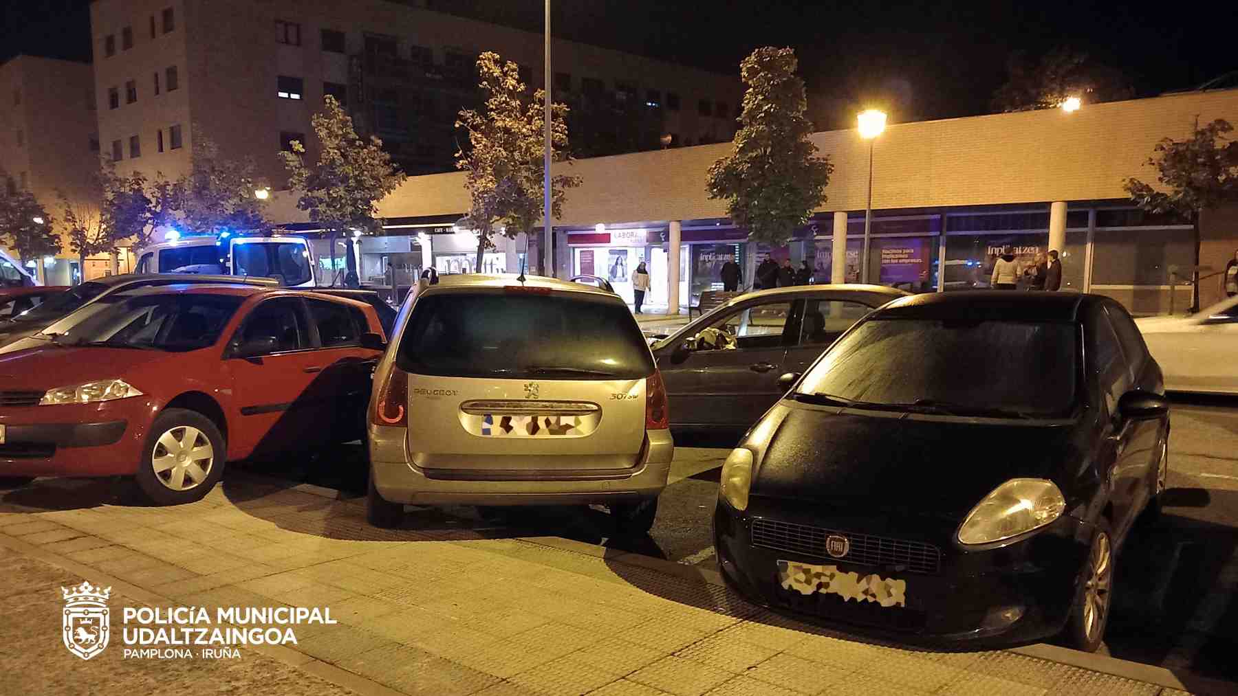 Un conductor borracho se empotra de madrugada contra cuatro coches aparcados en Pamplona