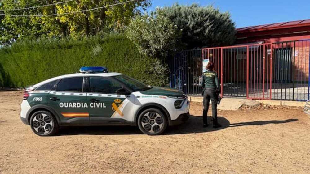 Vacían un extintor y defecan en la piscina de Nava del Rey