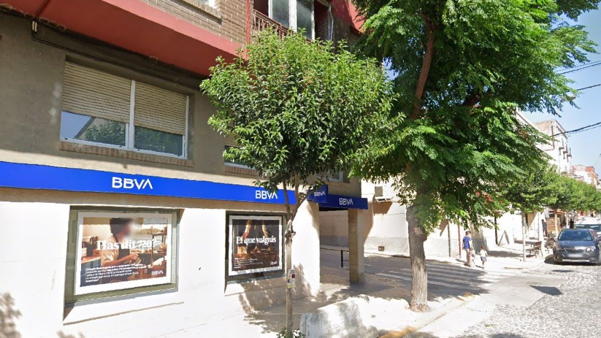 Dos encapuchados armados atracan un banco en Juneda