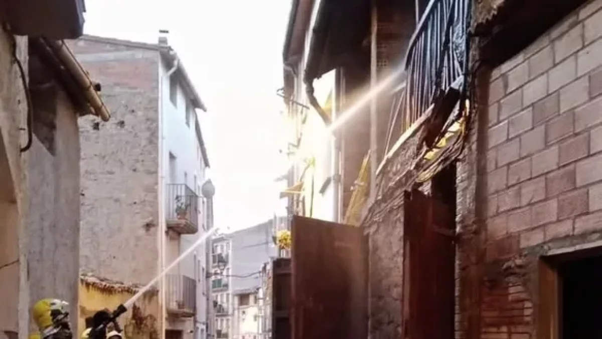 Arden dos vehículos en un incendio intencionado en un garaje de Ponts