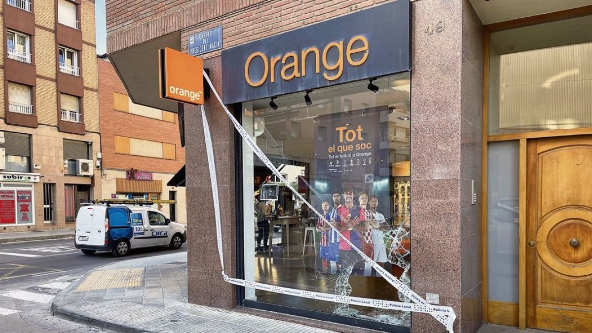 Revientan un escaparate y sustraen diez móviles en un comercio de Mollerussa