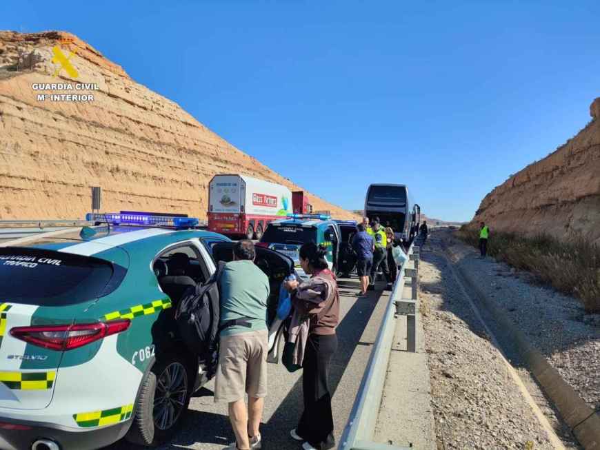 La Guardia Civil auxilia a pasajeros de autobús averiado en A-2
