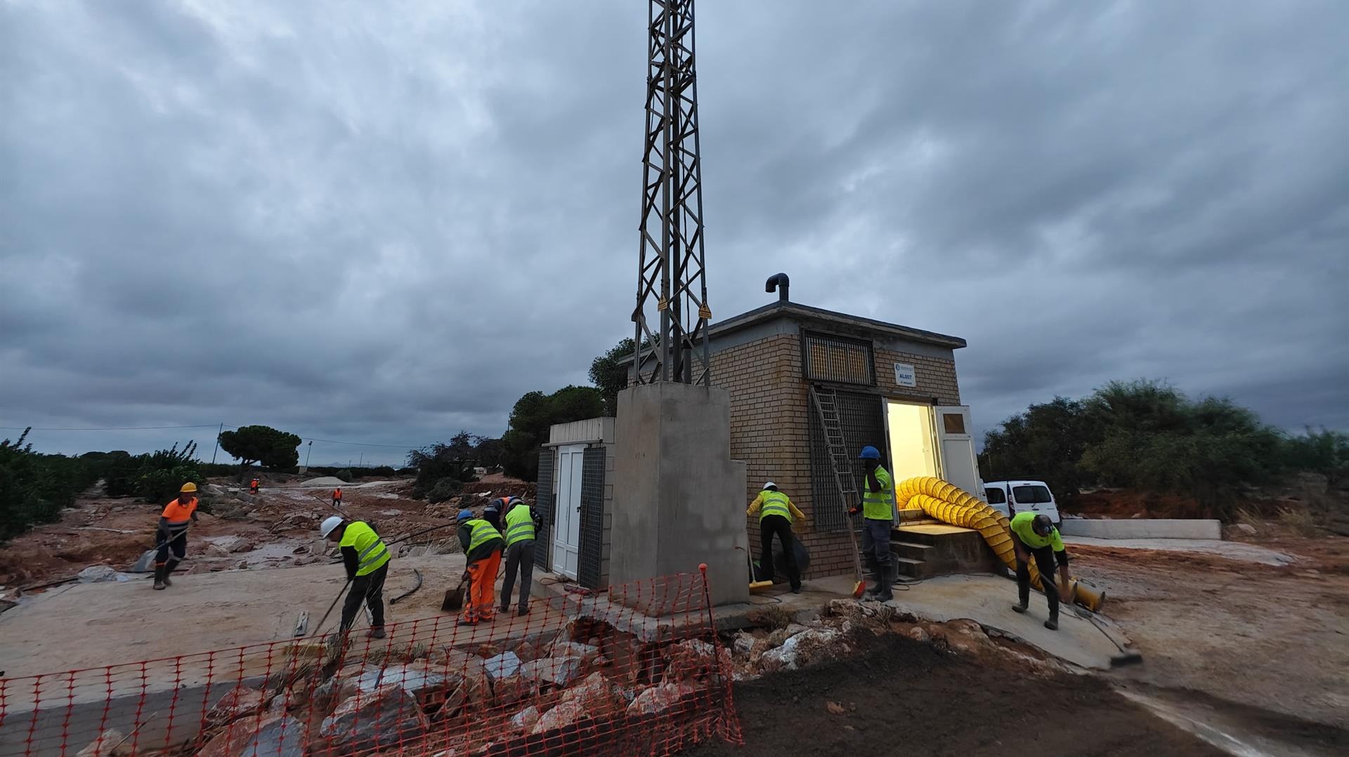 La MCT comienza en El Mirador una limpieza intensiva del canal de abastecimiento afectado