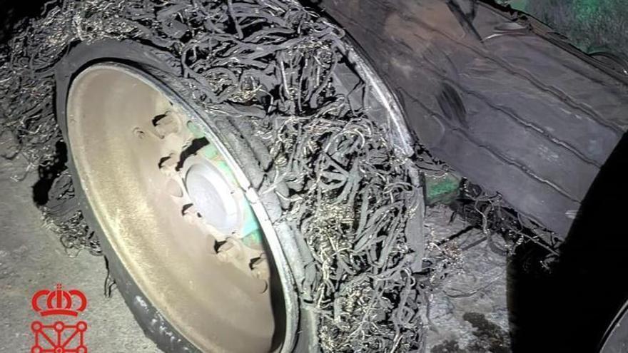 Detenido un camionero que circulaba con una rueda reventada y que septuplicó la tasa de alcohol